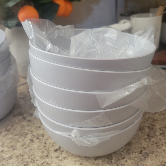 6 plastic bowls - Picture 1 of 4